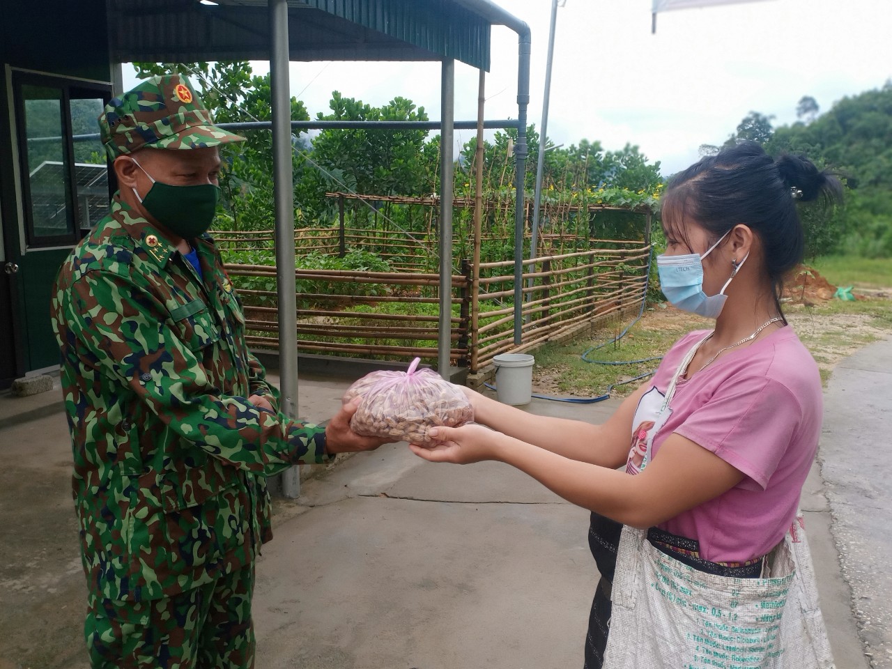 Những món quà nặng tình quân dân